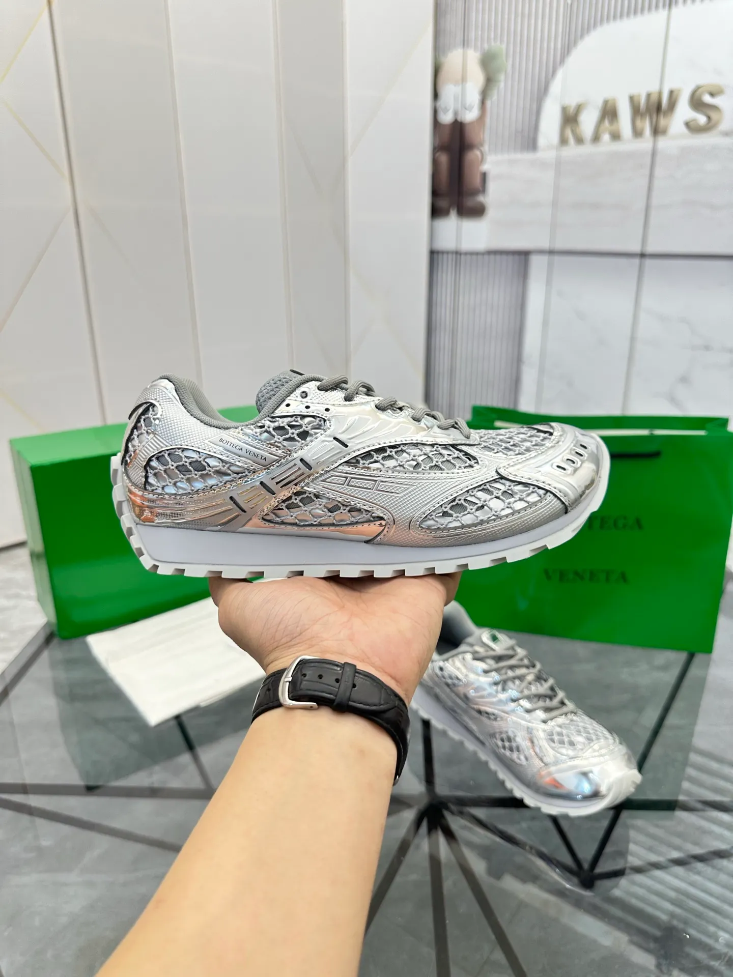 Factory men's shoes 💰: 620💰 (top version) BV Orbit sneakers Wang Yibo's same style couple's dad shoes Runner sneakers, made of lightweight technical mesh fabric. Matched with geometric pattern designed rubber outsole Wang Zha series high version Look for the package craftsmanship The actual height is much higher, but the legs are still slim. Very nice and playable and durable Matching to the standard 💯 Package shoe technology Look for the high version The outsole is made of color-blocked TPU outsole Women's model 35 36 37 38 39 40 41 (40 41 customized) Men's model 38 39 40 41 42 43 44 45. (Customized size 38 45.46) No. H345